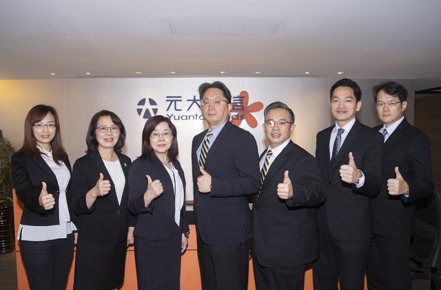 元大投信董事長劉宗聖（左四）與經營團隊，導入智能化技術資產管理。元大投信／提供