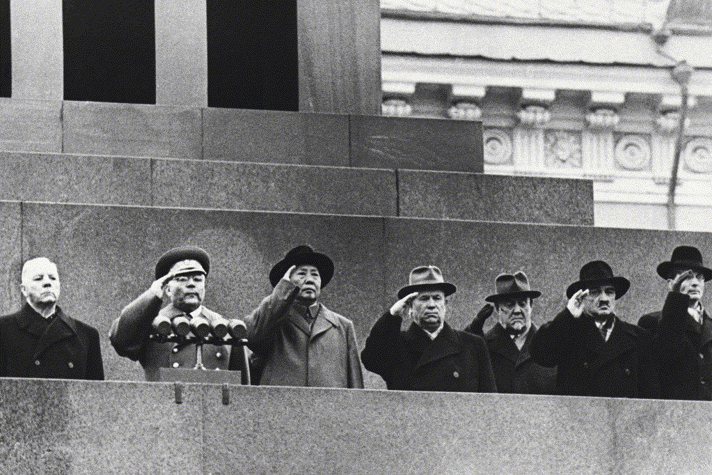 毛澤東於1957年拜訪蘇聯，參與共產黨和工人黨國際會議。 圖／美聯社