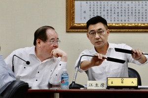 國民黨秘書長李乾龍（左）受訪表示，如果高雄市議長補選沒有穩住，他和江啟臣（右）兩個就走路，一番談話引來矚目。圖／聯合報系資料照片