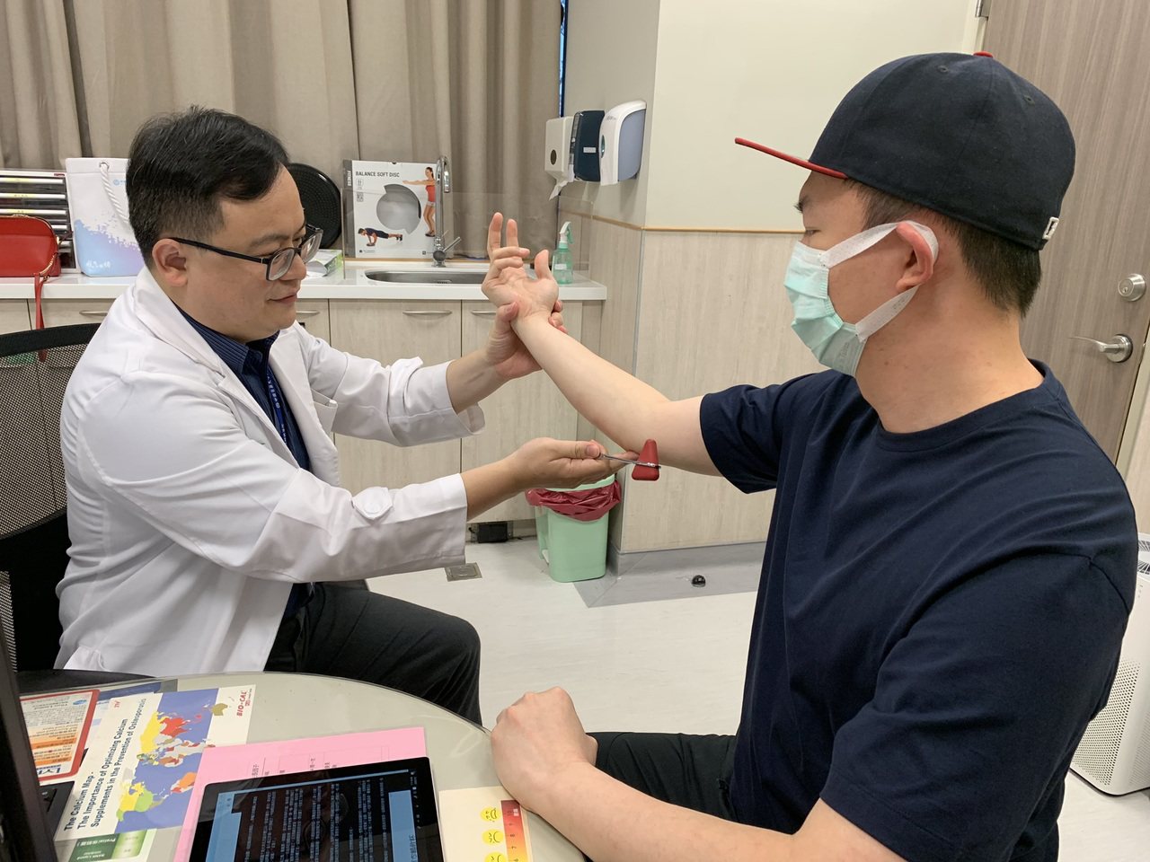 中國醫藥大學新竹附設醫院復健科醫師何宇淳表示，手肘的內側有一條神經通過，名為尺神經。記者陳斯穎／攝影