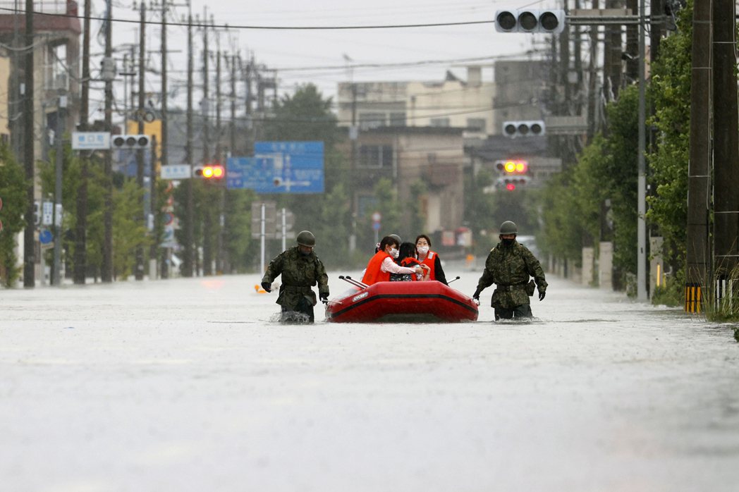 圖為7日，福岡縣大牟田市的水災救援。 圖／美聯社