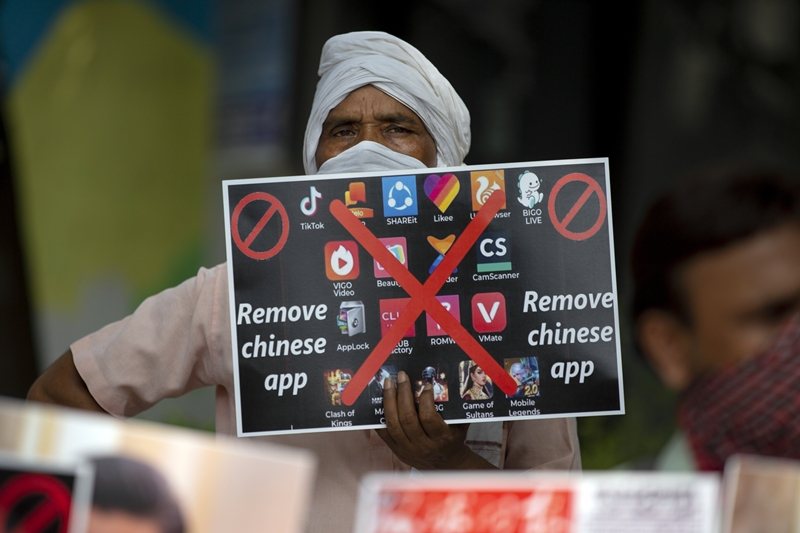 印度電子資訊部（MeitY）宣布禁止抖音、微信等59種中國App，圖攝於6月30日。 圖／美聯社