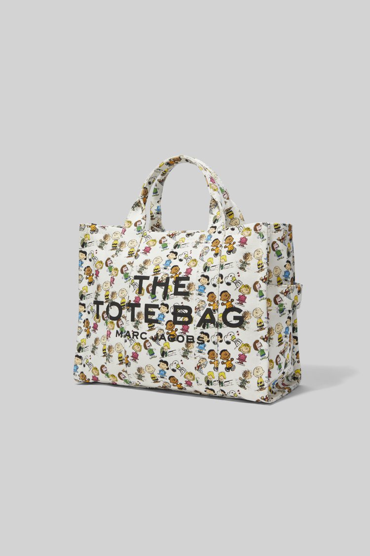 The Marc Jacobs史努比主題塗鴉The Tote Bag，12,900元。圖／Marc Jacobs提供