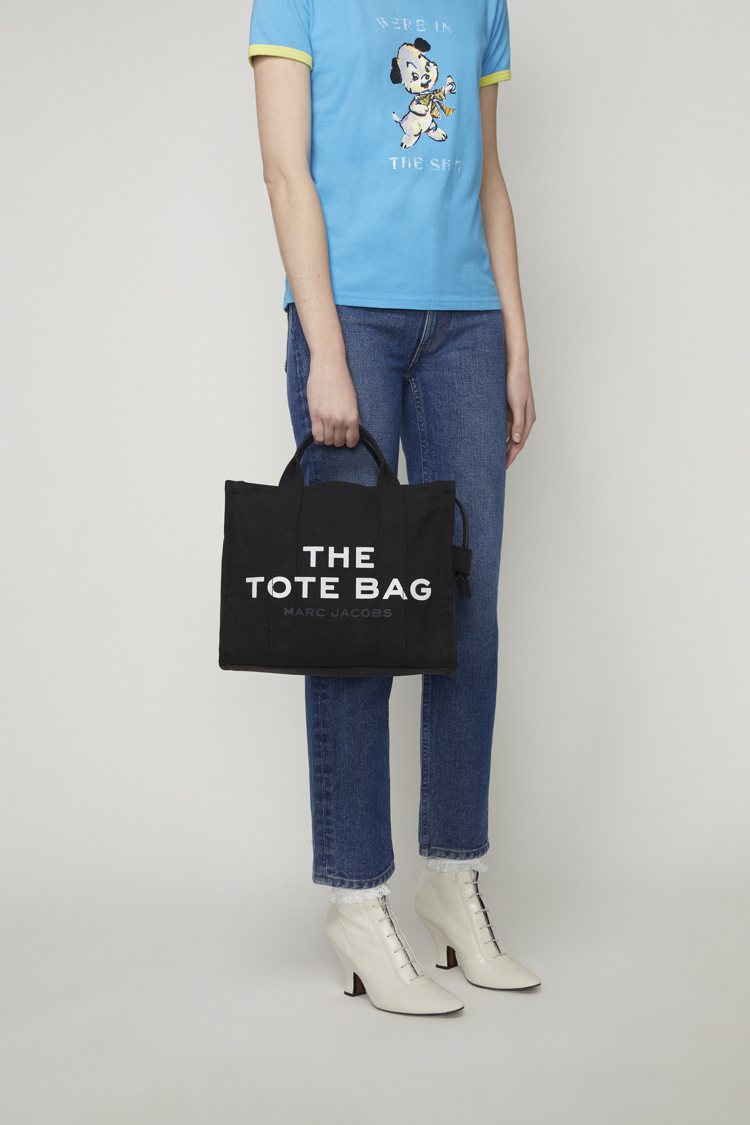 The Marc Jacobs全黑帆布The Tote Bag(小)，8,990元。圖／Marc Jacobs提供