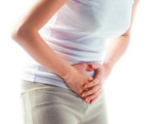 女性下腹部腫脹，要注意可能是「子宮肌瘤」或「巧克力囊腫」。圖／報系資料照