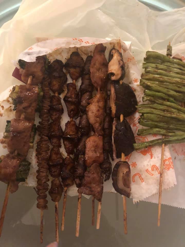 網友在新竹某夜市買了9串烤肉總價440元。圖片來源／臉書