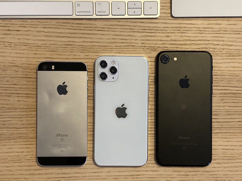 網友分享了iPhone 12模型機和iPhoneSE、iPhone7實機對比圖。圖擷自MacRumors