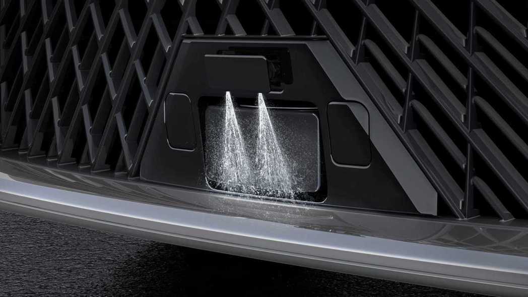 Hybrid車型水箱罩下方毫米微波雷達感應器也有清洗器。 摘自Lexus