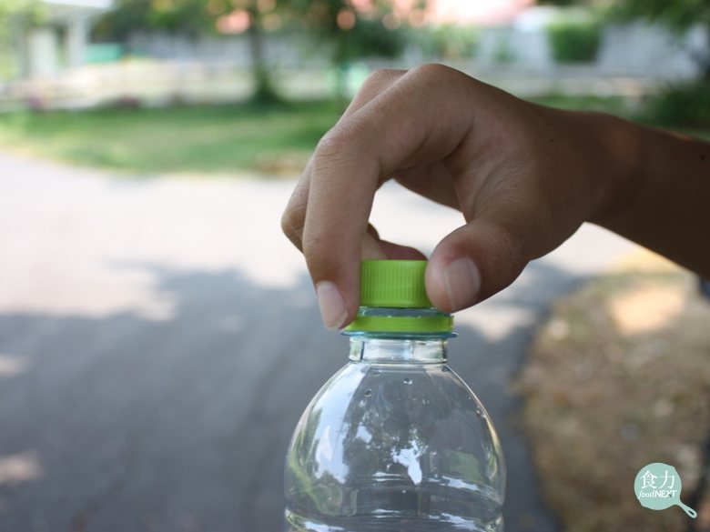 即使是轉開塑膠瓶蓋，也會產生微量的塑膠微粒。