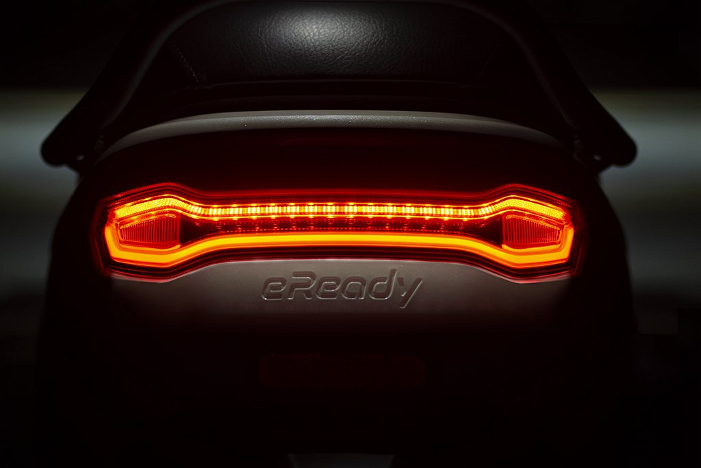 eReady智慧雙輪的LED尾燈造型引起熱烈討論，並開始推測eReady智慧雙輪...