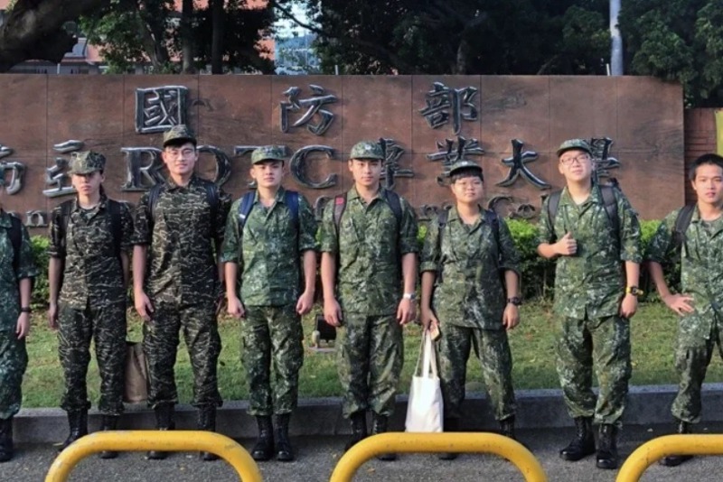 清華大學第一屆「將星」生，每周六都到部隊接受軍事訓練。  圖／清大提供