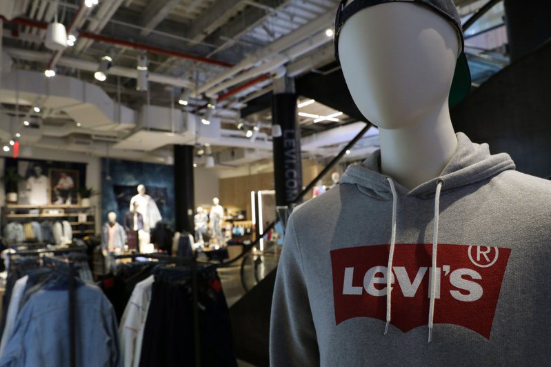 Levi's年度第2季營收年減62%至4.98億美元。路透