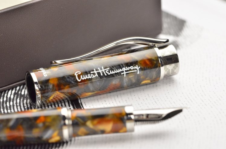 從海明威半自傳經典小說「戰地春夢」得到啟發的Novel系列Amber Grey鋼筆，琥珀的馬賽克筆身，浪漫而復古。圖 / 寶鏵提供。