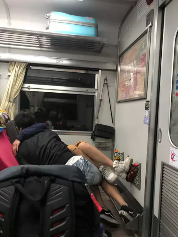 一名男網友發文抱怨日前搭火車時，遇到2名乘客上演誇張行為。圖擷自Dcard