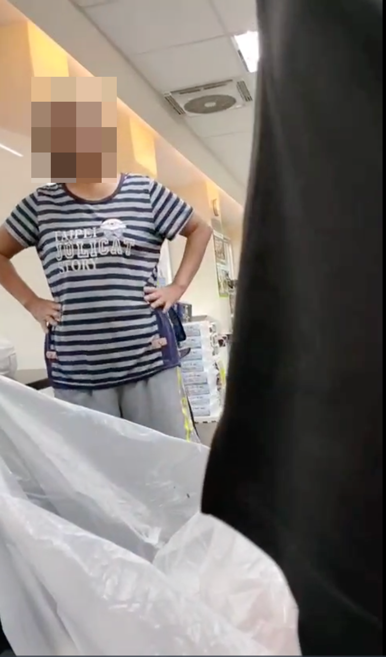 有網友發現超商冰櫃裡有一包不明袋裝物品，便順手丟到垃圾桶後，後來才得知是店內消費的婦人所借放。 圖截自爆料公社