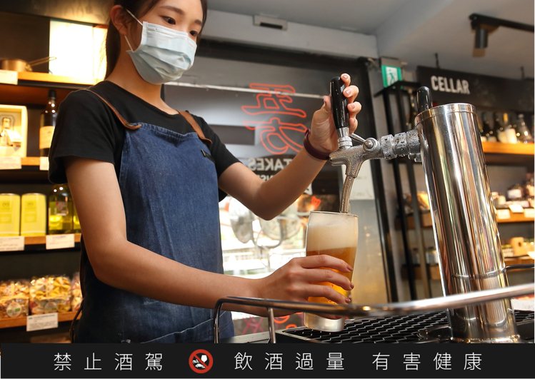 夏日啤酒節活動，可以讓民眾大口吃海鮮、配啤酒。記者陳睿中／攝影