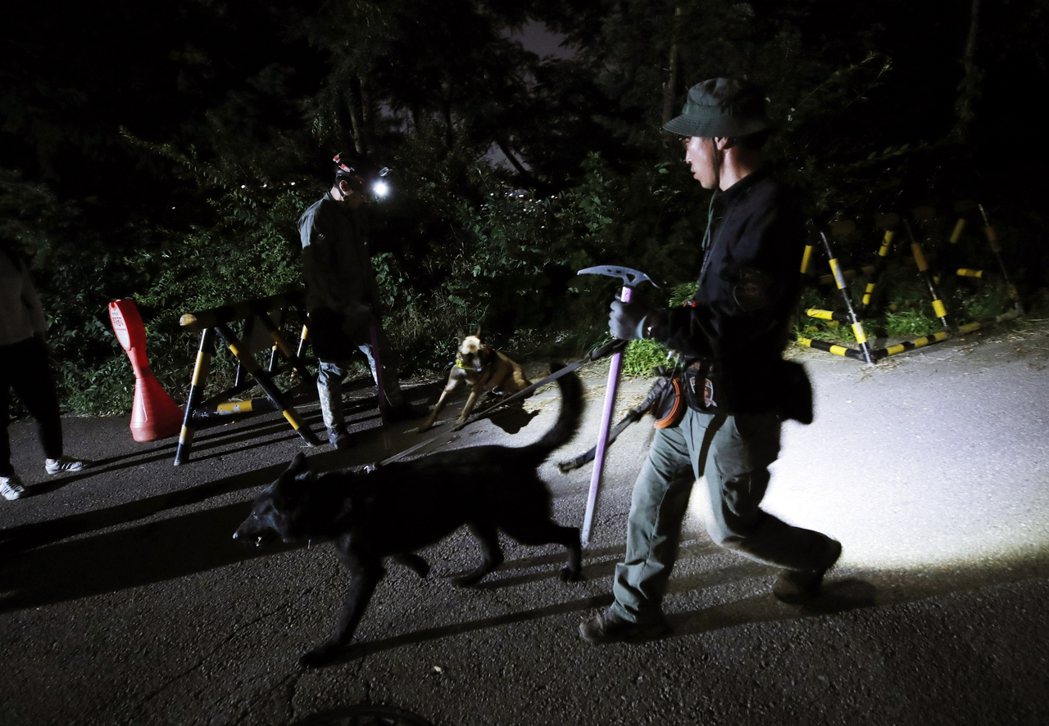 警方獲報後全力出動，在首爾城北山區出動搜索犬、無人機大舉搜山，但數百人的動員卻是...