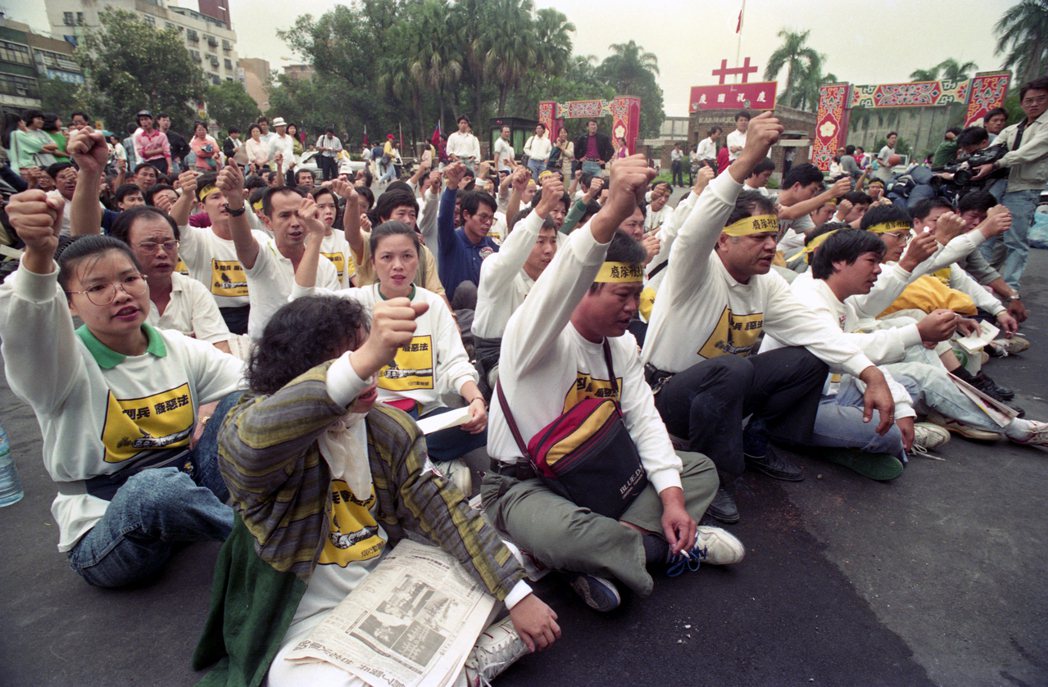 「一〇〇行動聯盟」於1991年10月10日國慶日當天聚集在台灣大學校總區大門口前靜坐、演講，重申反閱兵、廢惡除刑法100條等訴求。 圖／聯合報系資料照
