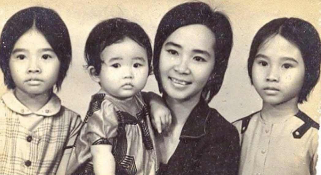 圖為Thi Bui（左二）與母親（右二），以及兩位姐姐。 圖／Instagram...