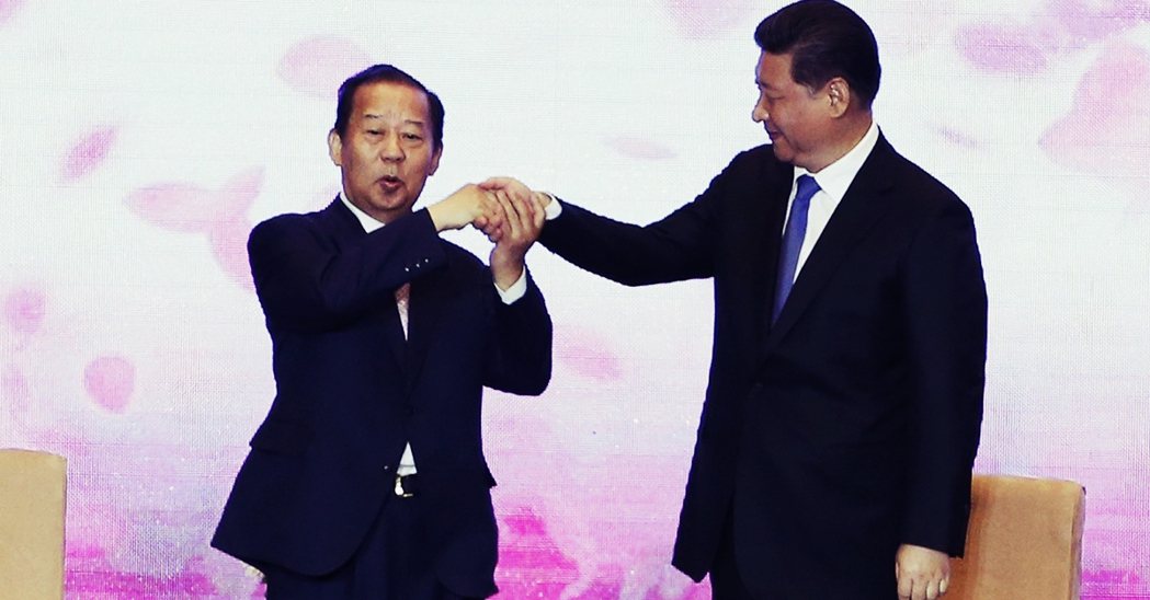 2015年的日中兩國交流會，二階俊博與習近平開心握手。 圖／美聯社