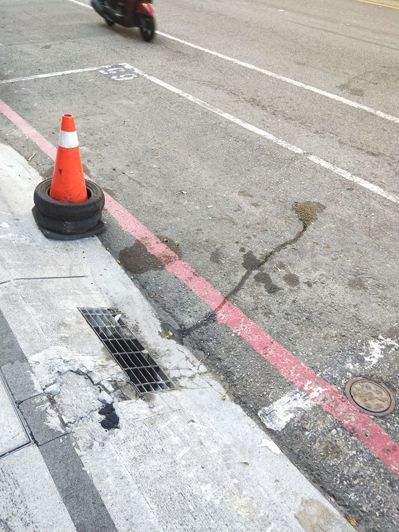 網友在路邊看到了一格裡頭畫了紅線的停車格，讓他很糾結到底可不可以停。 圖片來源／●【爆料公社】●