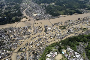 梅雨鋒面造成日本九州連日豪雨成災，已知至少造成逾65死。美聯社