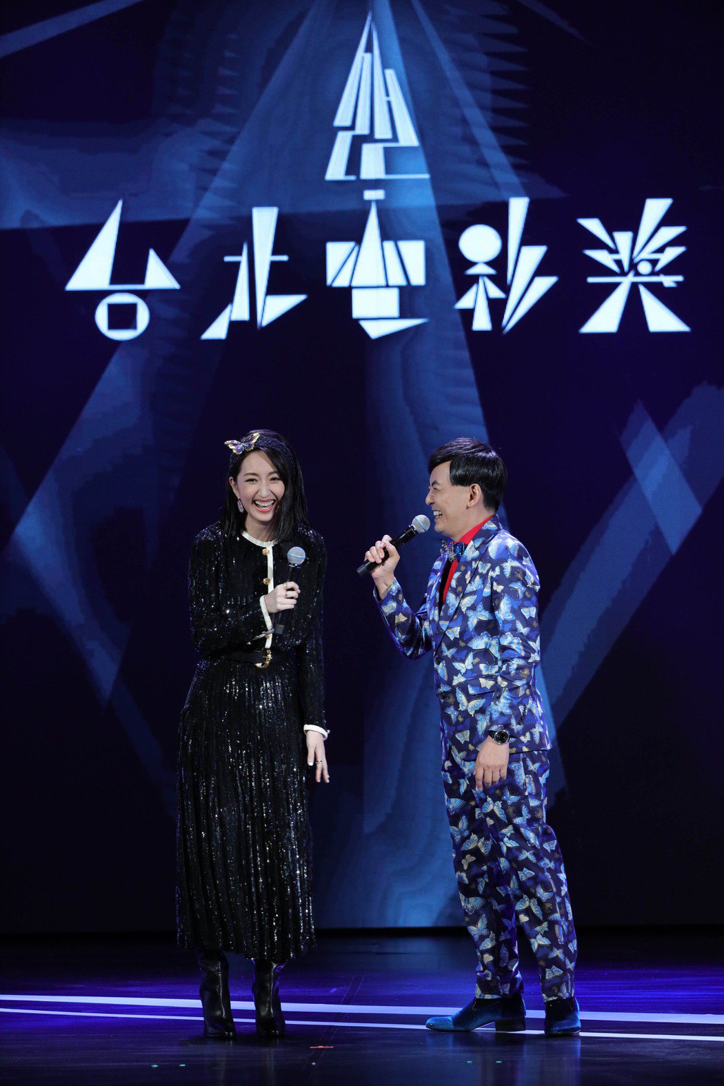柯佳嬿(左)、黃子佼(右)擔任第22屆台北電影獎主持人，全場妙語如珠。圖／台北電