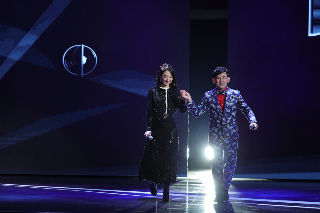 柯佳嬿(左)、黃子佼(右)擔任第22屆台北電影獎主持人，全場妙語如珠。圖／台北電...