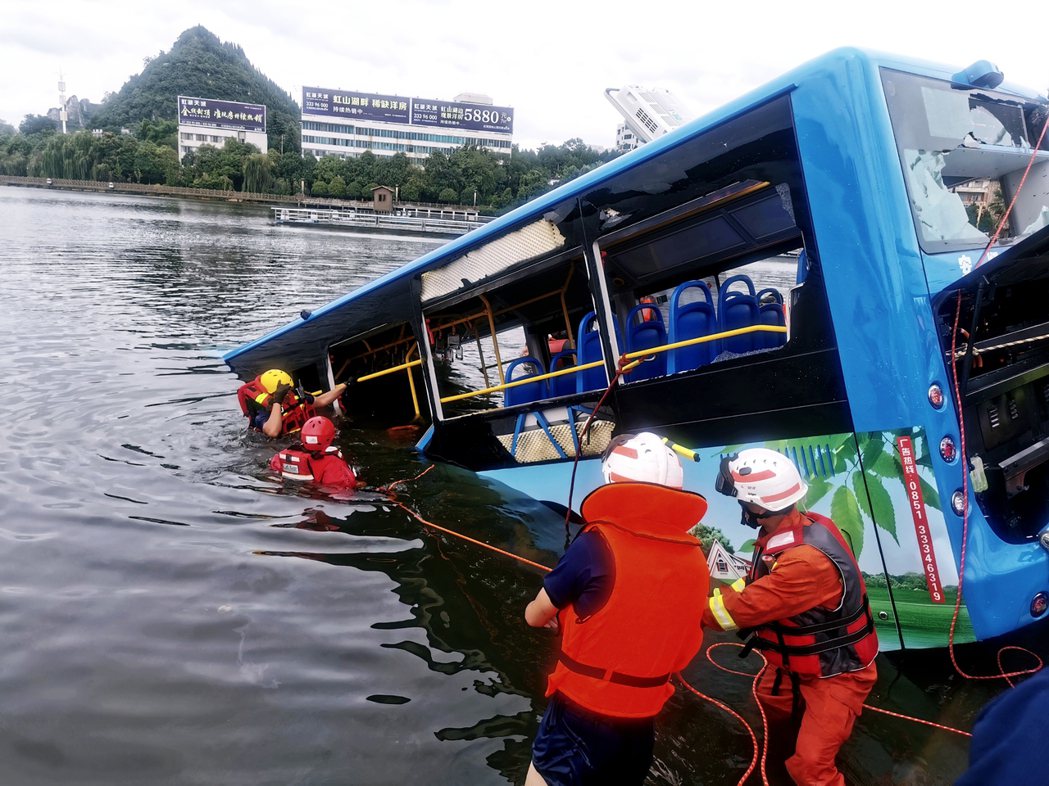 中國貴州一輛公車突然急轉彎墜入湖中，導致司機在內全車21人死亡的慘劇，12日警方...