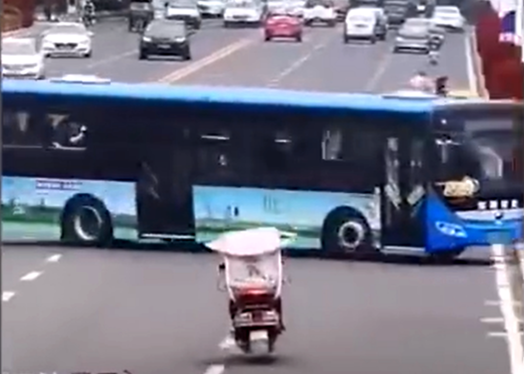 中國貴州安順公車墜湖事件，發生於今年7月7日，一輛載有36名乘客的安順市2路公車...