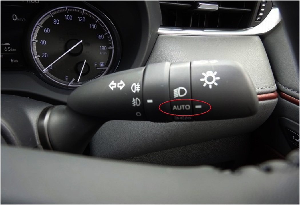新年式Lexus RC車系的頭燈撥桿將取消OFF位置。 摘自Lexus