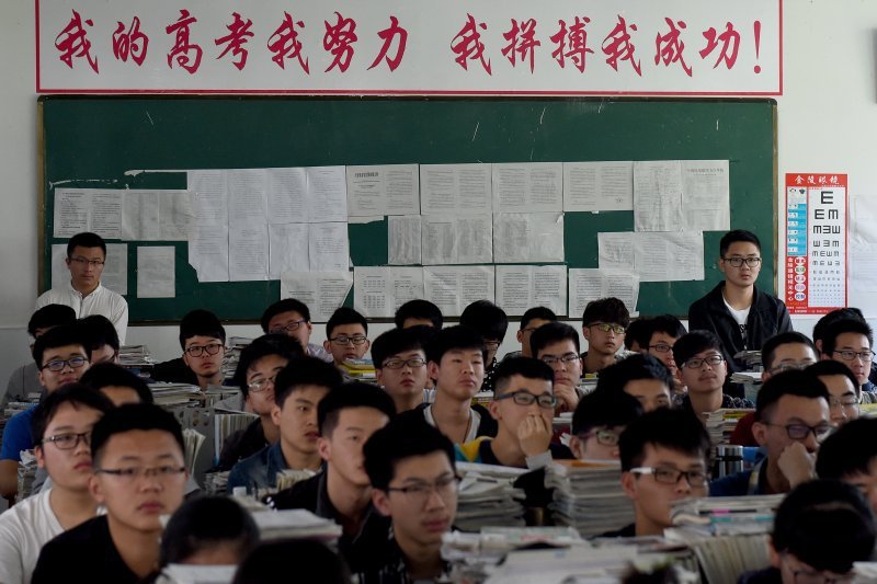 大陸一所高中的學子在上課，教室後面的牆上貼著「我的高考我努力，我拚搏我成功！」的標語，這樣的教室裝飾是橫跨每一代人的共同記憶。 新華社