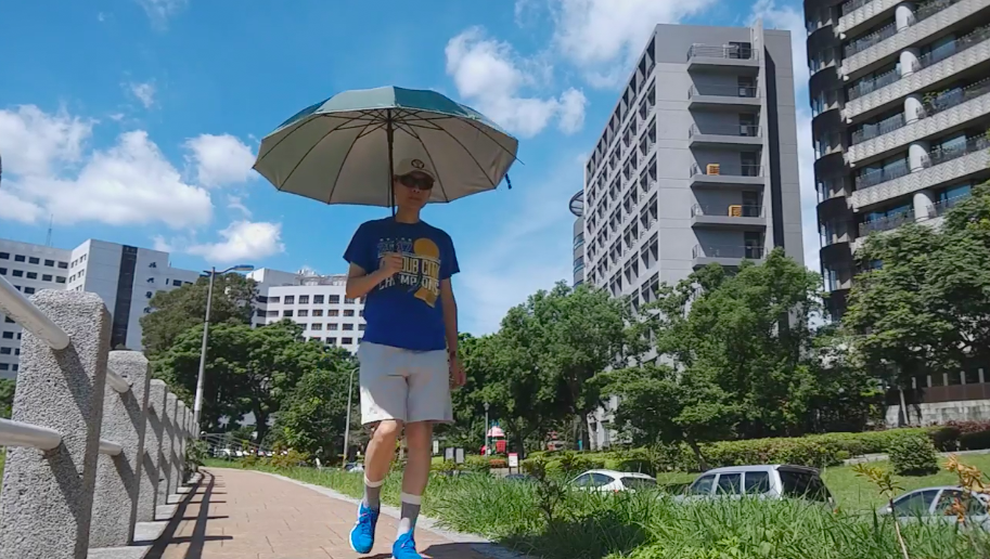 三軍總醫院中暑防治中心主任朱柏齡鼓勵男性撐傘避暑，他親身實測，撐傘在大太陽下走路最能遮陽。

圖／取自朱柏齡臉書