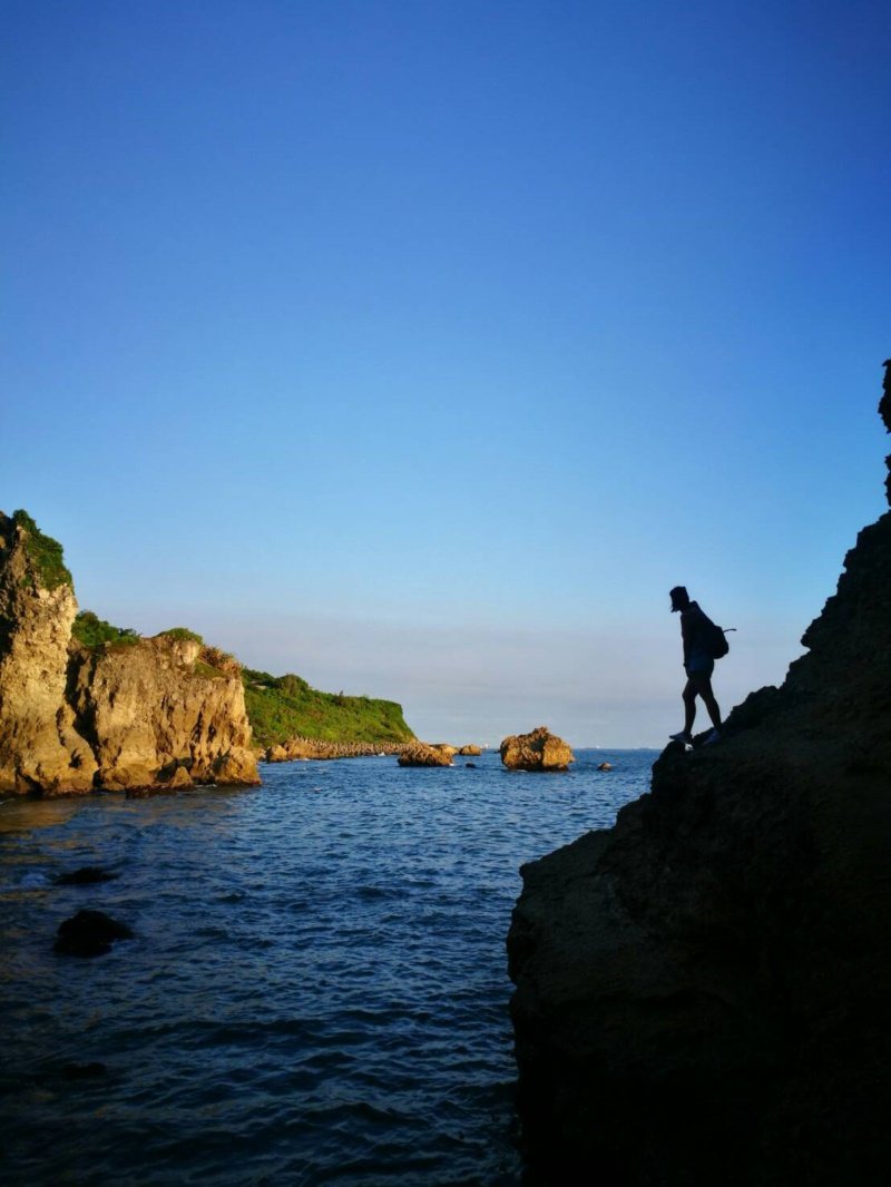 站在柴山大自然海蝕洞旁的岩壁，可拍出如夢似幻的美景。 圖／讀者提供