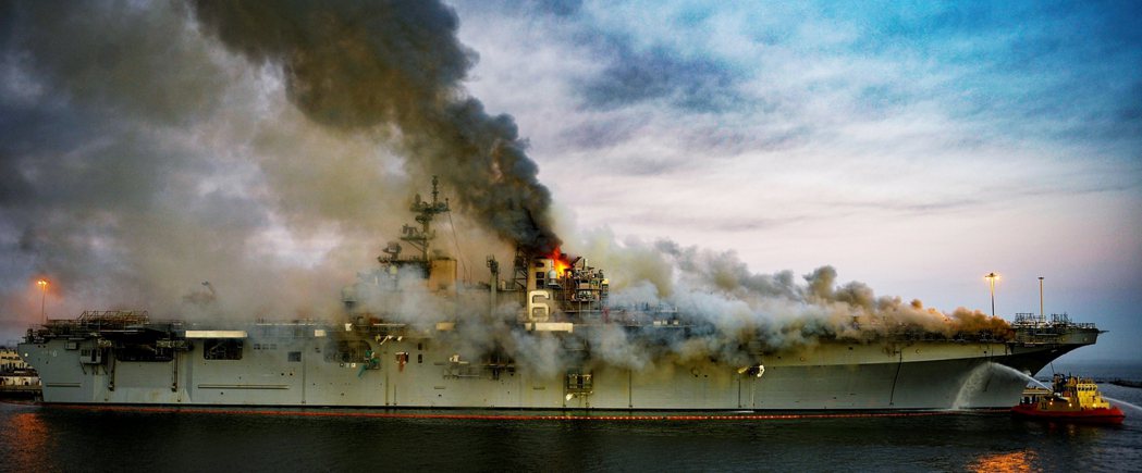美國海軍12日釋出的「好人理查號」火災畫面。 圖／路透社