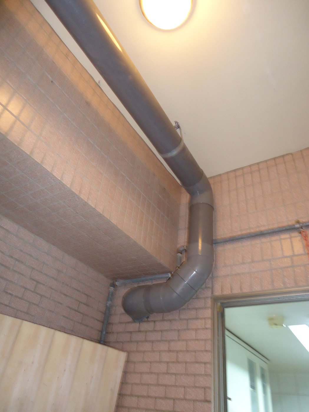 風管與牆面的交接處要用PVC 硬管，避免被擠壓變形。