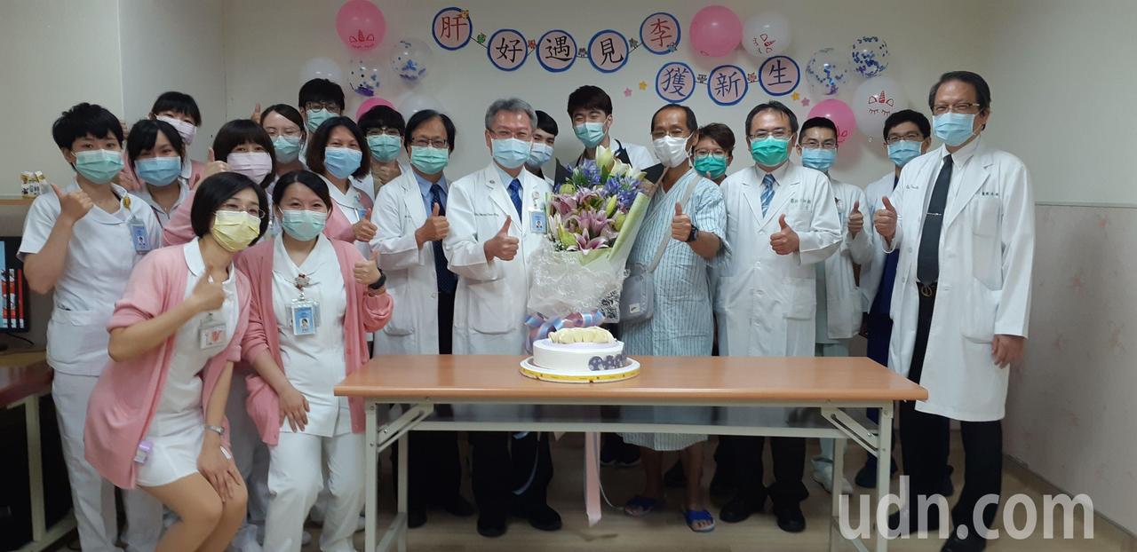 54歲張姓男子（藍衣者）今年3月13日在中山醫學大學附設醫院接受肝臟移植重生，並順利出院。圖／中山附醫提供