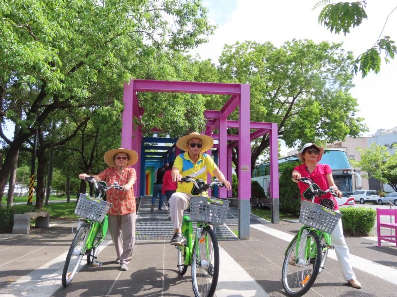 台南新營建構完整自行車道，適合銀髮族朋友結伴騎行。