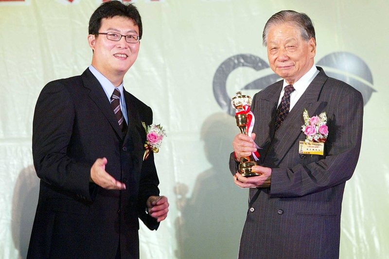 2005年文甫先生獲頒金鼎獎特別貢獻獎，表彰他對台灣文學出版與傳播的貢獻。 圖／聯合報系資料照