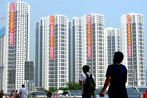 「搶房」怪象充斥，中國房企市場已成高風險漩渦？