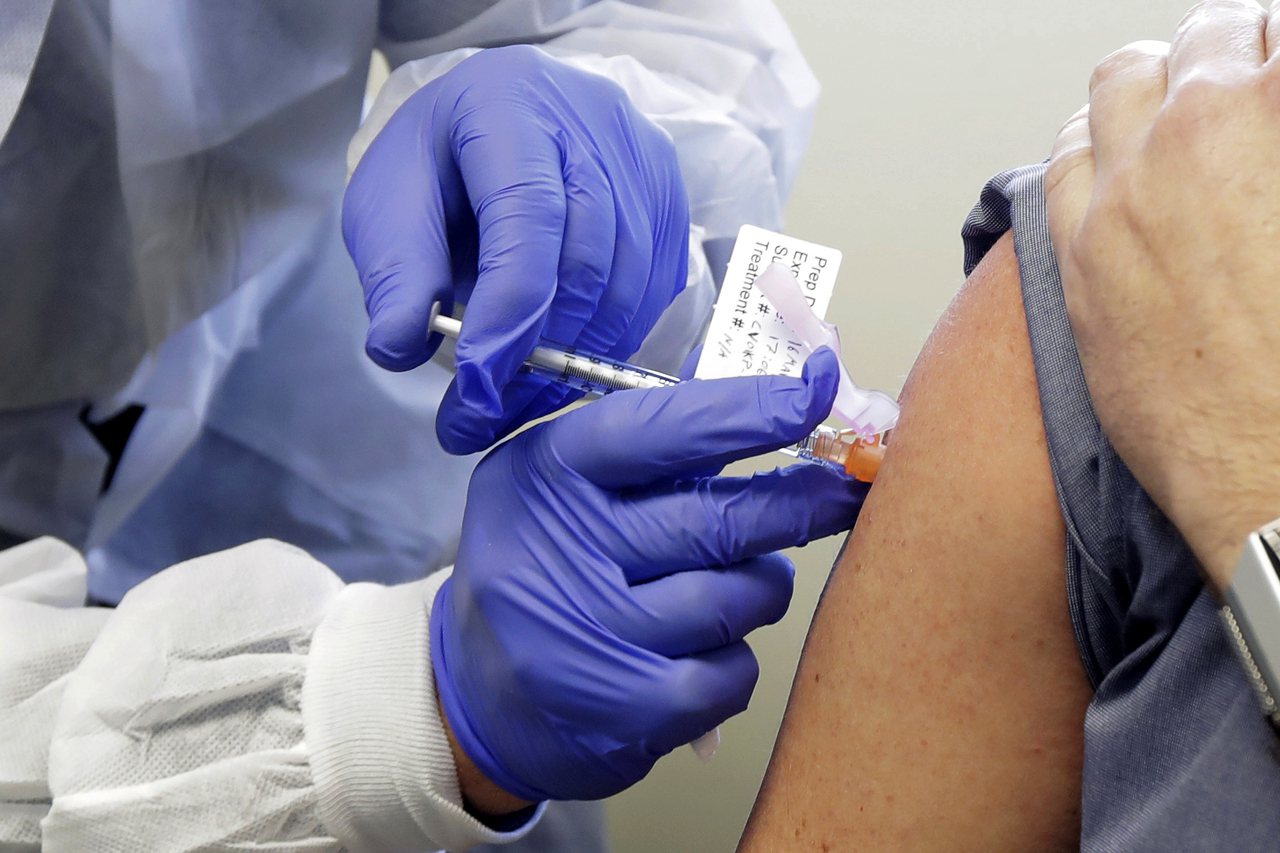 製藥公司Moderna在14日宣布第一期測試研發的新冠疫苗有成果。圖為一名志願者在3月接受新的疫苗注射試驗。美聯社