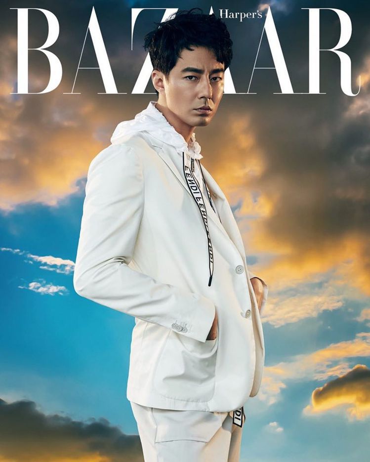 長腿歐巴趙寅成穿FENDI早秋男裝登上韓國版「Harper's Bazaar」8月號封面。圖／取自Harper's Bazaar Korea IG