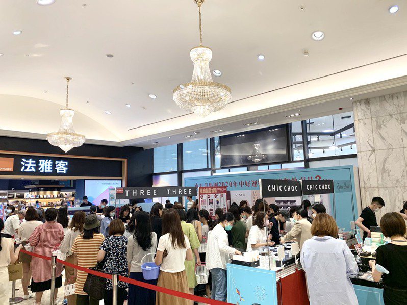 振興三倍券首日，新光三越台北南西店的消費人潮。圖／新光三越提供
