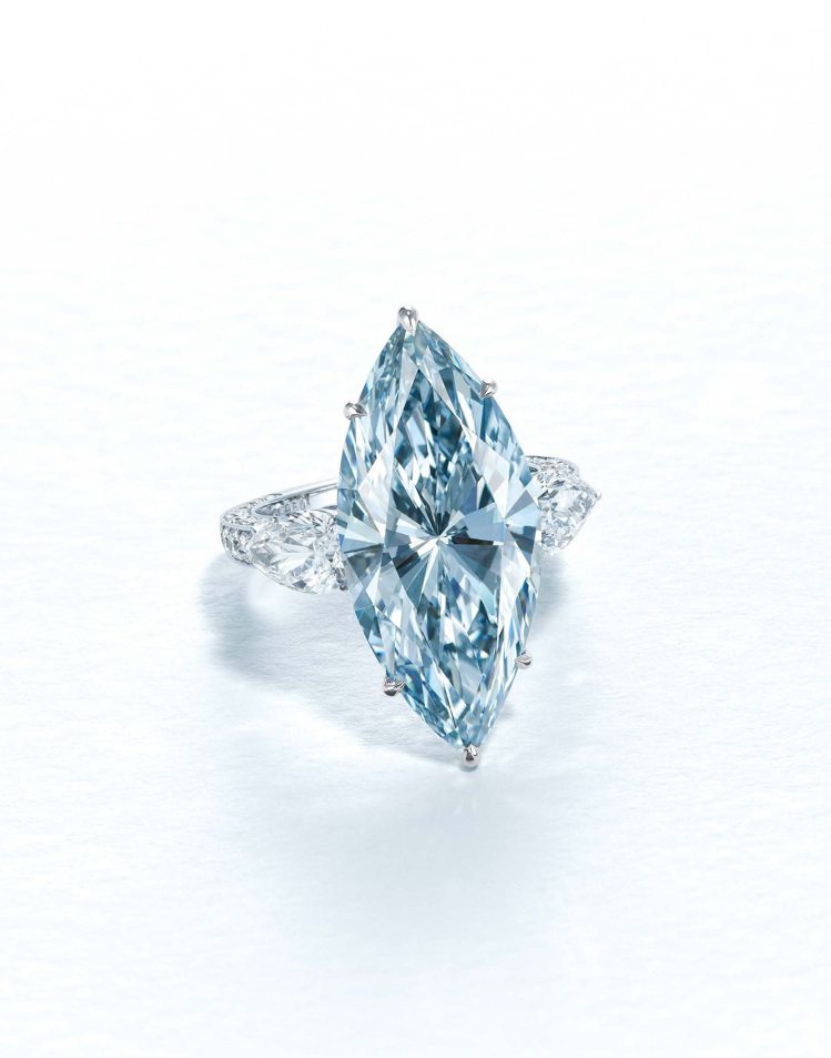 一枚12.11克拉濃彩藍色IF馬眼形鑽石戒指在佳士得以本季最高價約4.65億元台...
