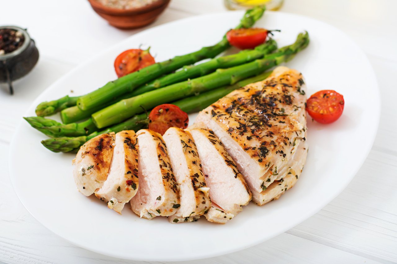 雞胸肉富蛋白質且脂肪含量低，很適合想瘦身或健身的人食用，以打造理想體態。圖／123RF