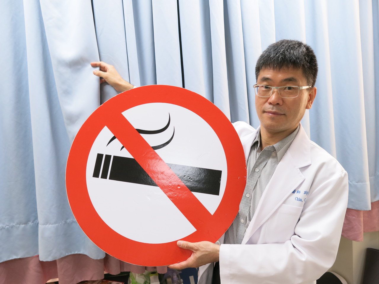 豐原醫院胸腔內科主任邱振峰說，吸菸有害健康，除了要承受二手菸的危害外，還得面對「三手菸」的威脅。記者余采瀅／攝影