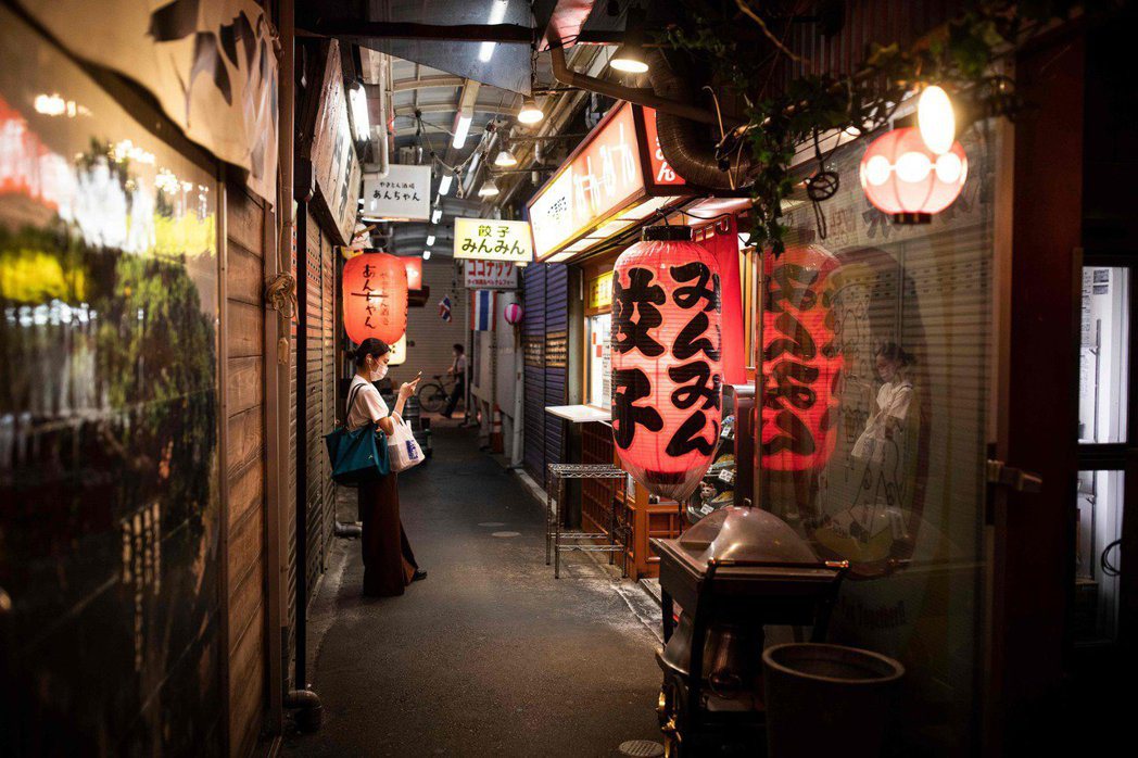 日本全境脫離「緊急事態宣言」，飲食街期盼顧客快上門。 圖／法新社