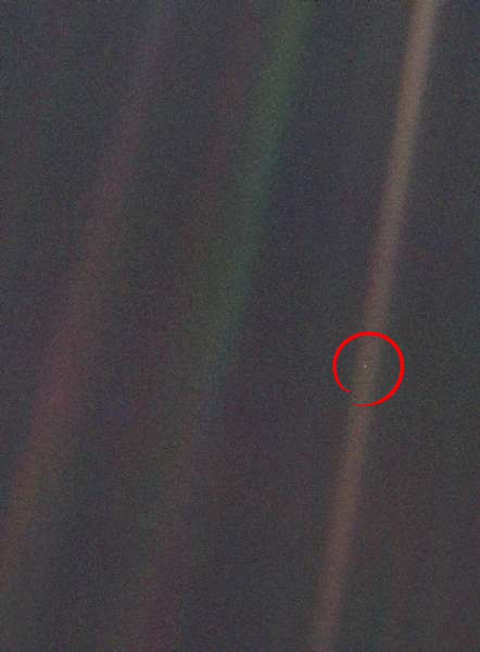 『Pale Blue Dot』紅圈中的白點為地球