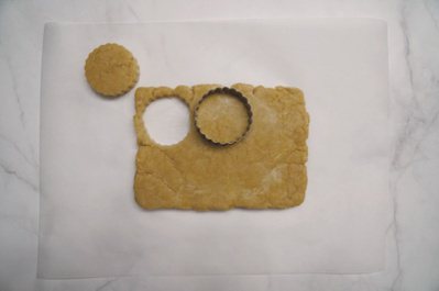 檸檬司康：用餅乾模切出6等分並放到烤盤上，每塊之間留固定的間隔。 圖／如何出版社...