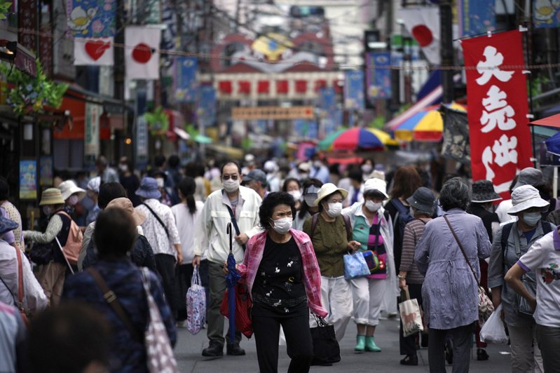 日本為搶救觀光業推出「去旅行」振興方案引發強烈批評，要求延後實施，主因是東京疫情持續升溫。美聯社